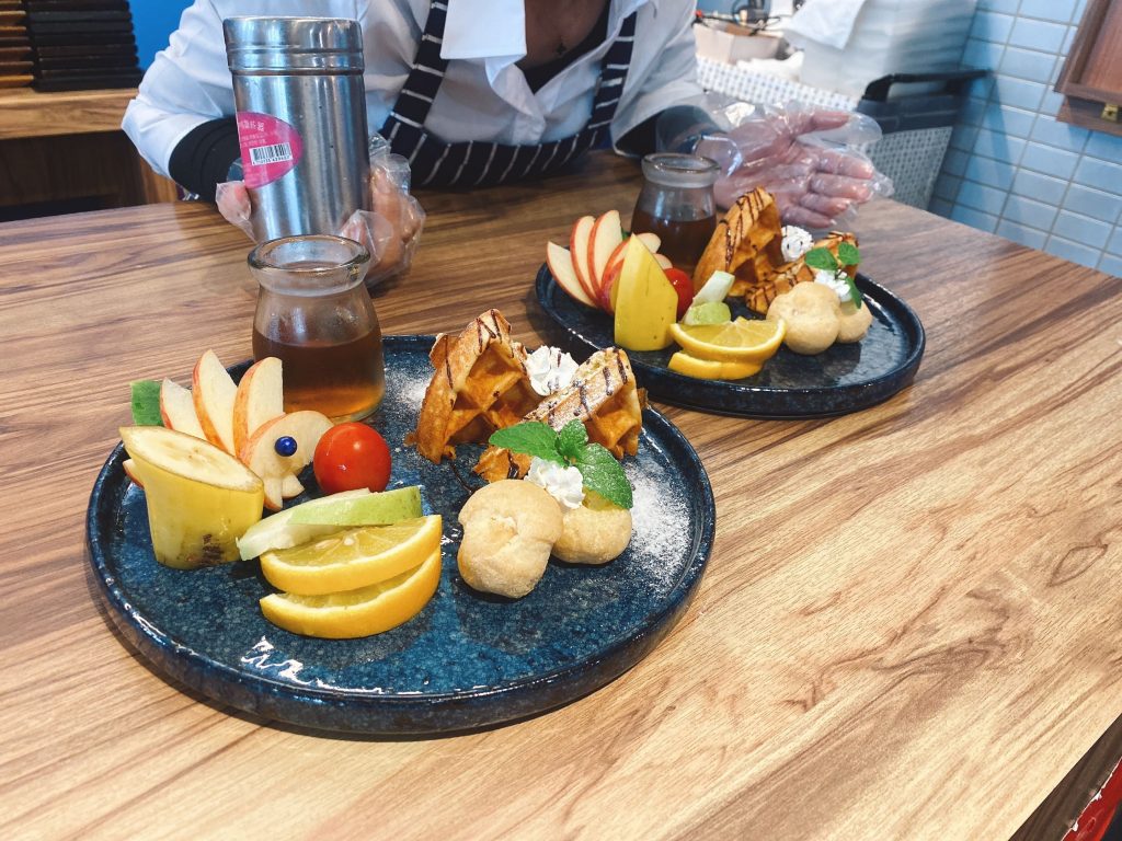 用心製作的水果鬆餅