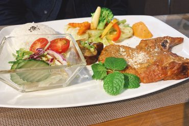 下車吃美食！停車超方便的鹿港運動場旁美食餐廳